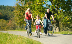 Familie fÃ¤hrt Fahrrad